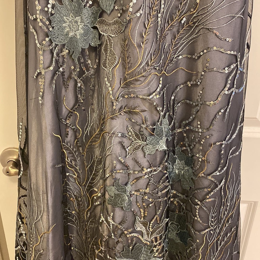 Beautiful gown - Picture 5 of 6